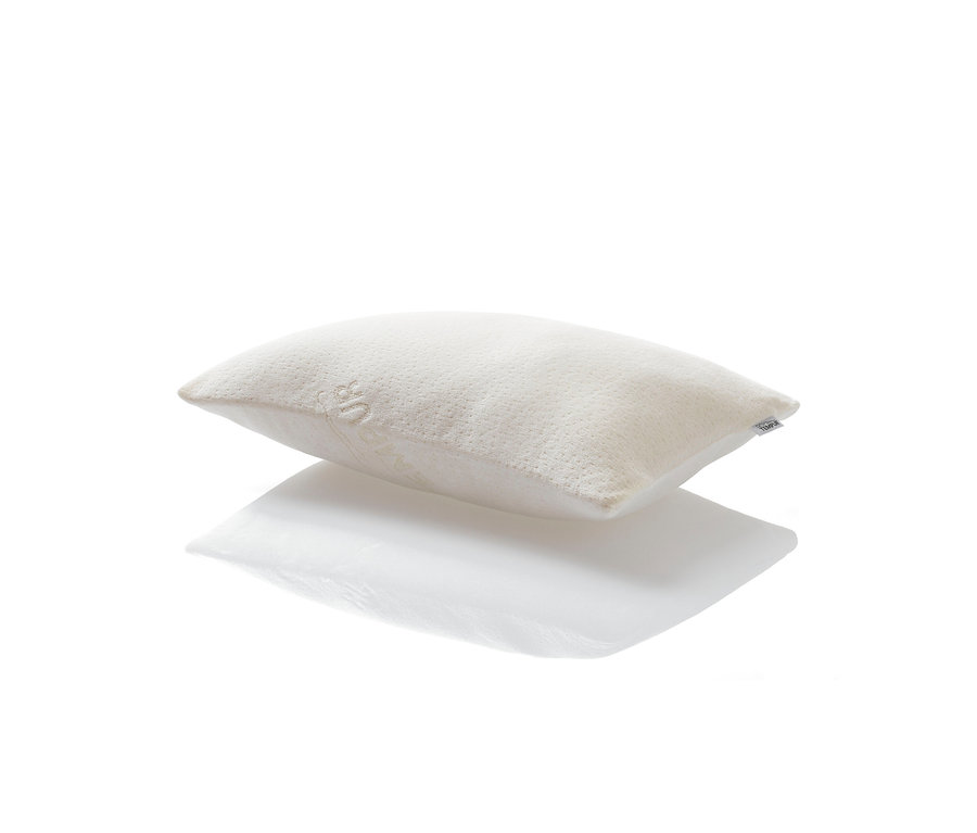 Das TEMPUR® Comfort Travel Kissen liegt auf einer weißen Oberfläche.