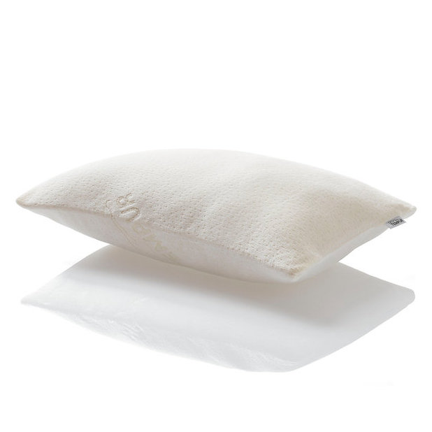 Das TEMPUR® Comfort Travel Kissen liegt auf einer weißen Oberfläche.