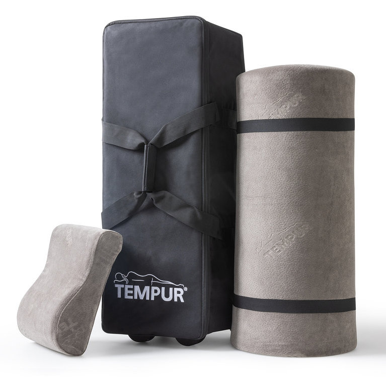 Graues TEMPUR® Reiseset, bestehend aus einer Tragetasche, einer zusammengerollten Matratze und einem Lordosekissen.