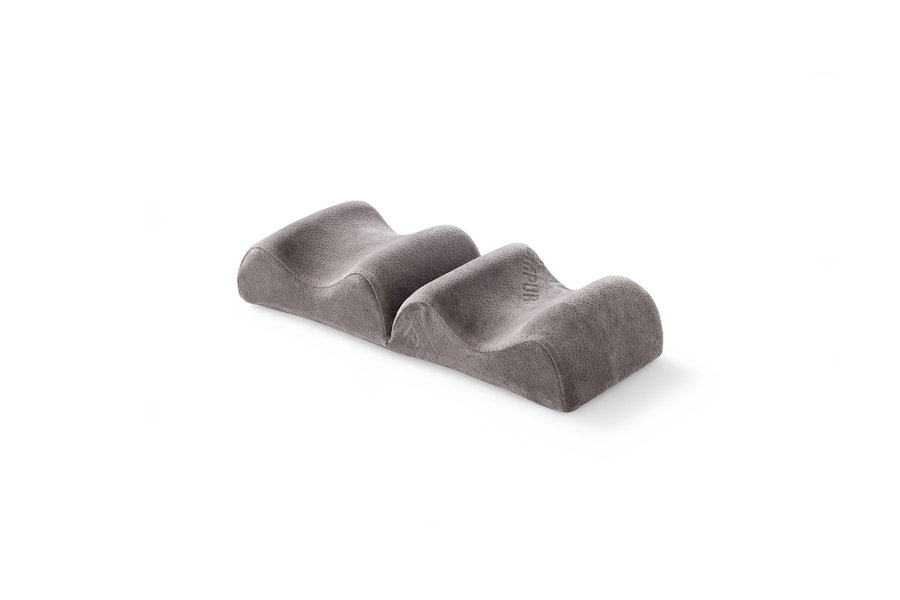 Graues, strukturiertes ergonomisches Kissen mit zwei wellenförmigen Erhöhungen und einer zentralen Vertiefung.