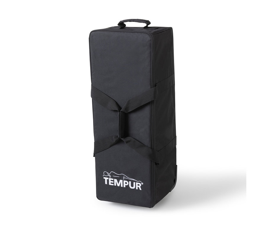 Schwarze TEMPUR® Reiseset Tasche steht auf dem Boden.