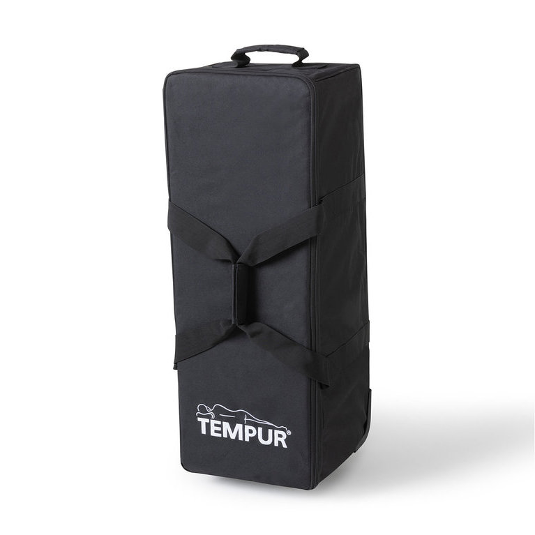 Schwarze TEMPUR® Reiseset Tasche steht auf dem Boden.