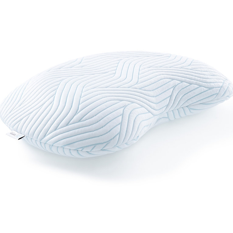 Ein TEMPUR Curve SmartCool™ Schlafkissen, Größe S oder M, liegt auf einem weißen Untergrund.