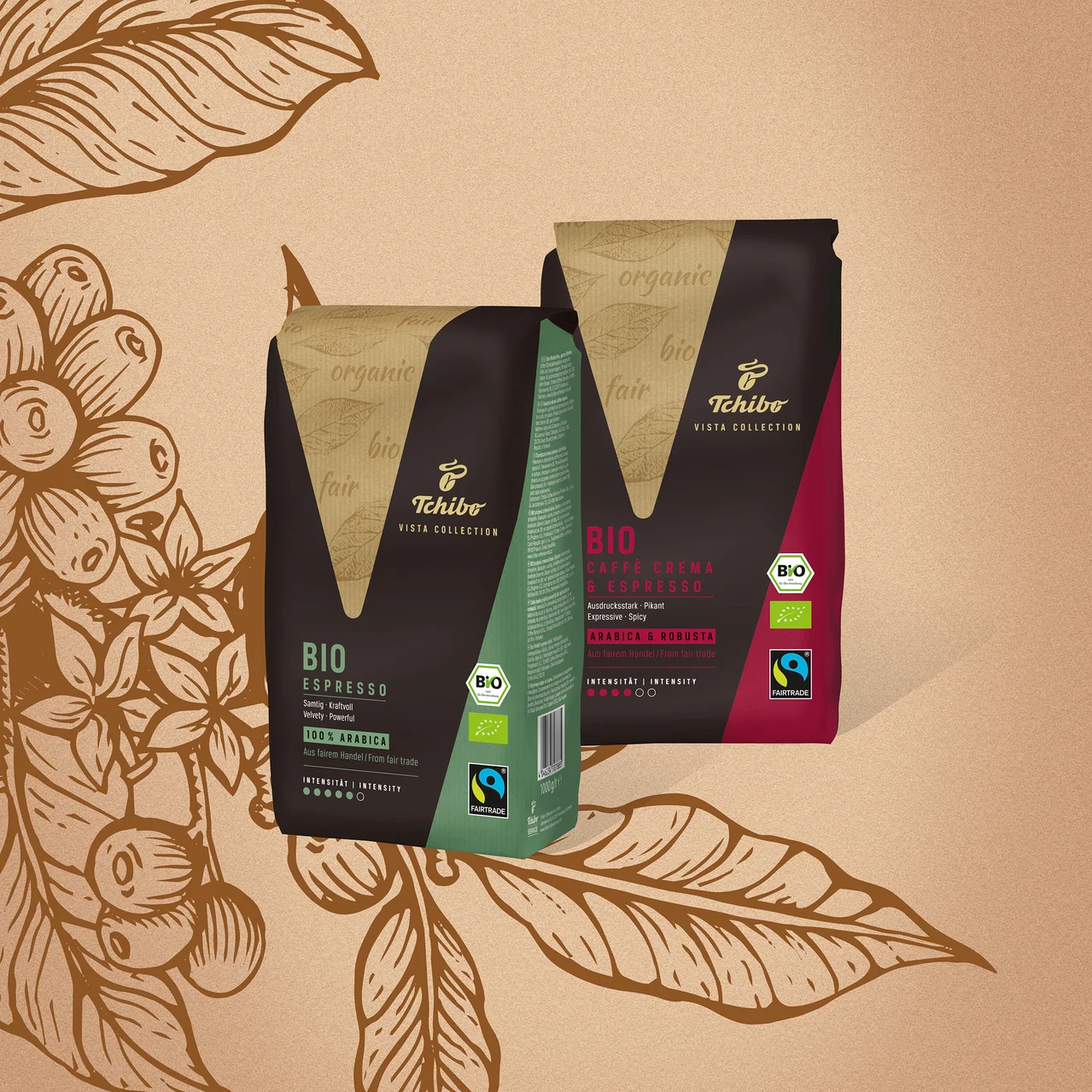 Deux paquets de café Tchibo Vista Collection, un BIO Espresso vert (intensité 5/6) et un BIO Caffe Crema & Espresso rouge (intensité 4/6), sont posés devant un fond illustré de plantes de café. Les deux paquets affichent les labels bio et Fairtrade.