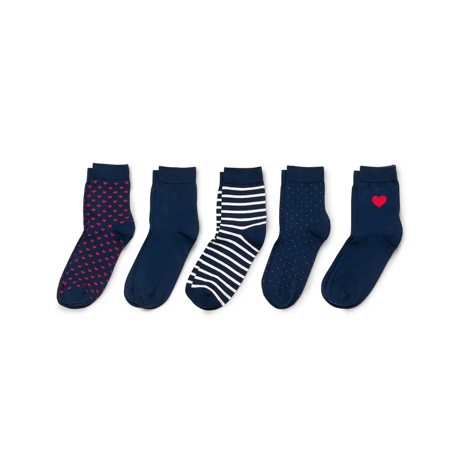 Cinq paires de chaussettes bleu marine avec des cœurs rouges, des rayures et des pois sur fond blanc.