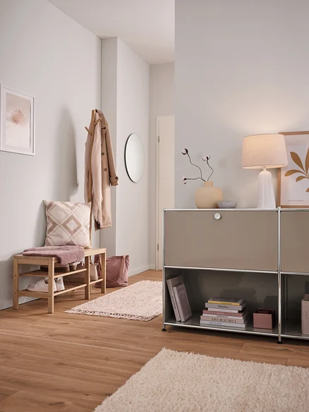 Entrée avec un buffet en métal « CN3 » à 2 abattants amovibles et banc avec porte-manteau.