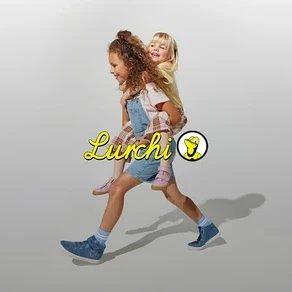 Eine junge Frau trägt ein Kind huckepack und geht. Beide tragen blaue Schuhe.
