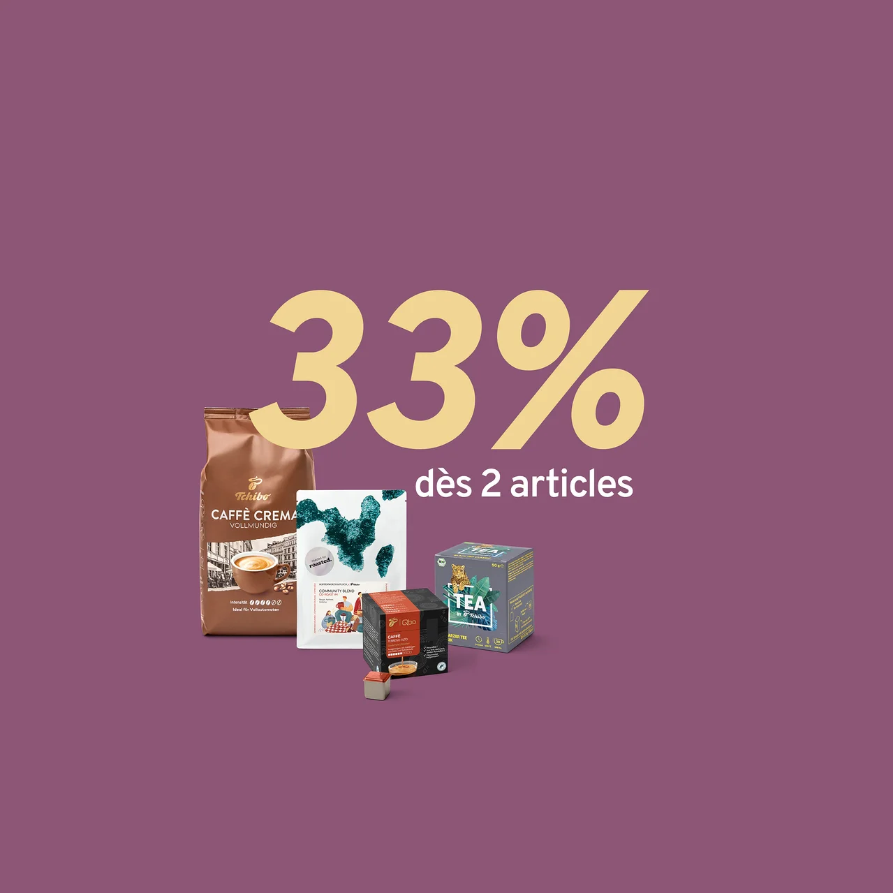 Fond violet avec divers produits de café et de thé. À gauche, un sac marron de grains de café Tchibo Caffè Crema Vollmundig, à côté, un sac blanc avec un motif vert et l'inscription "roasted. community blend". À droite, une petite boîte noire de capsules de café Tchibo Caffè avec deux capsules devant et une boîte de thé bleu clair avec un motif de léopard et l'inscription "TEA". Grand texte doré "33% dès 2 articles" visible au-dessus des produits.