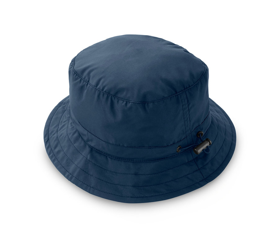 Chapeau de trekking bleu avec sac sur fond blanc.