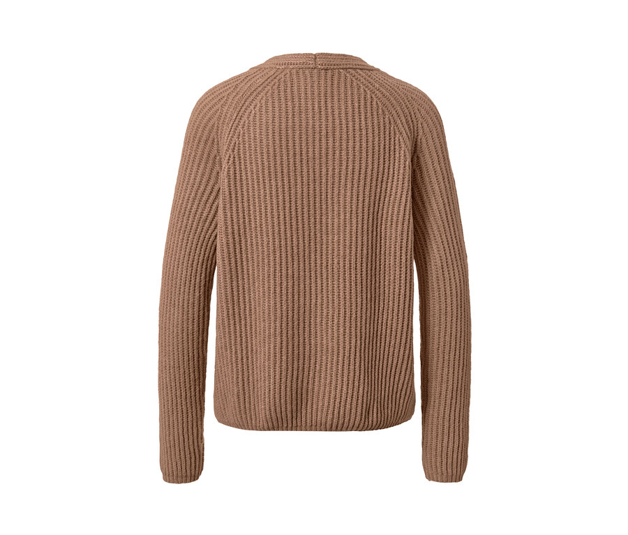 Vue détaillée de l'arrière d'un pull en grosse maille beige avec de la laine.