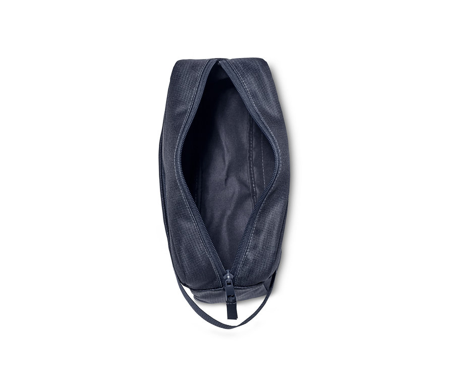 Trousse de toilette ouverte sur fond blanc.