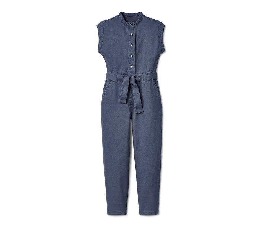 Combinaison bleue avec boutons et ceinture.