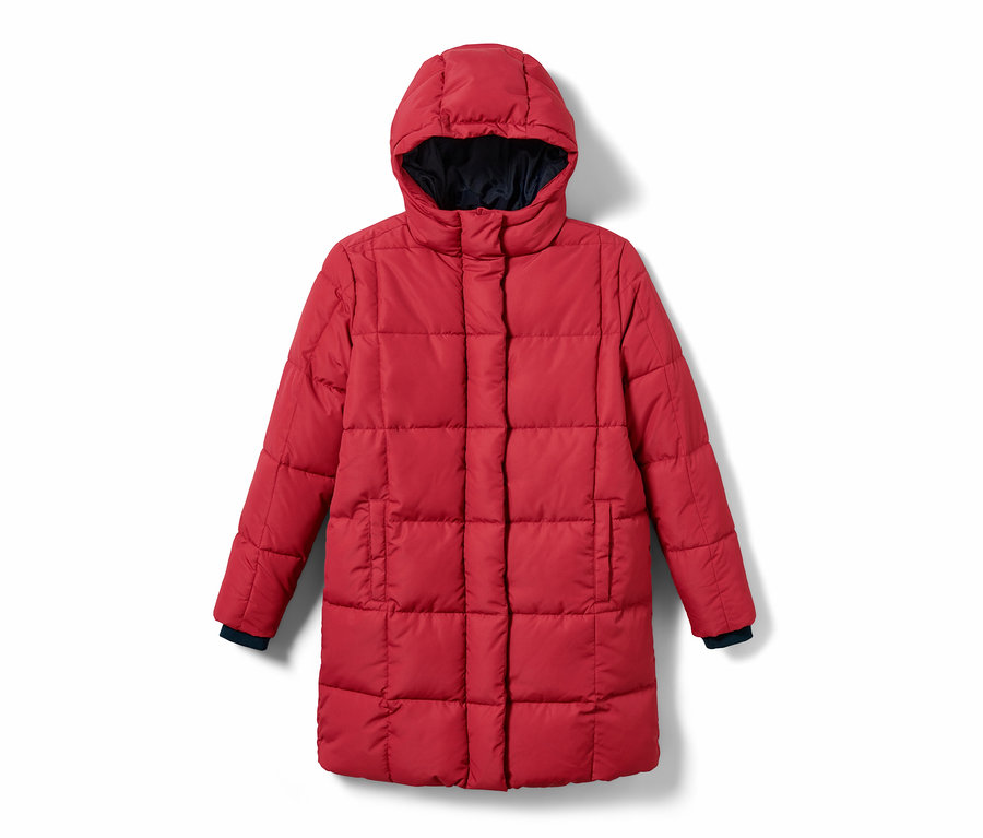 Manteau thermique rouge avec capuche.