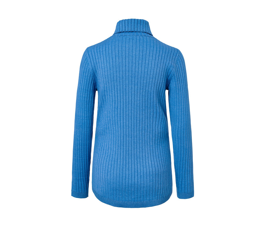 Détail d'un pull à col roulé côtelé bleu.