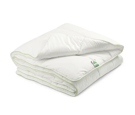 Couette thermique irisette greenline® blanche pliée avec bordure verte.