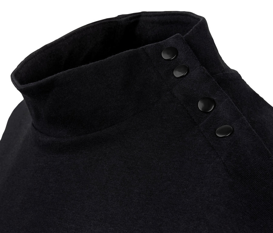 Gros plan sur un t-shirt boutonné à manches chauve-souris avec des boutons sur le col.