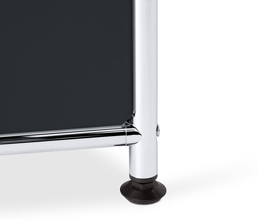 Détail d'un meuble haut en métal « CN3 » noir à 4 abattants.