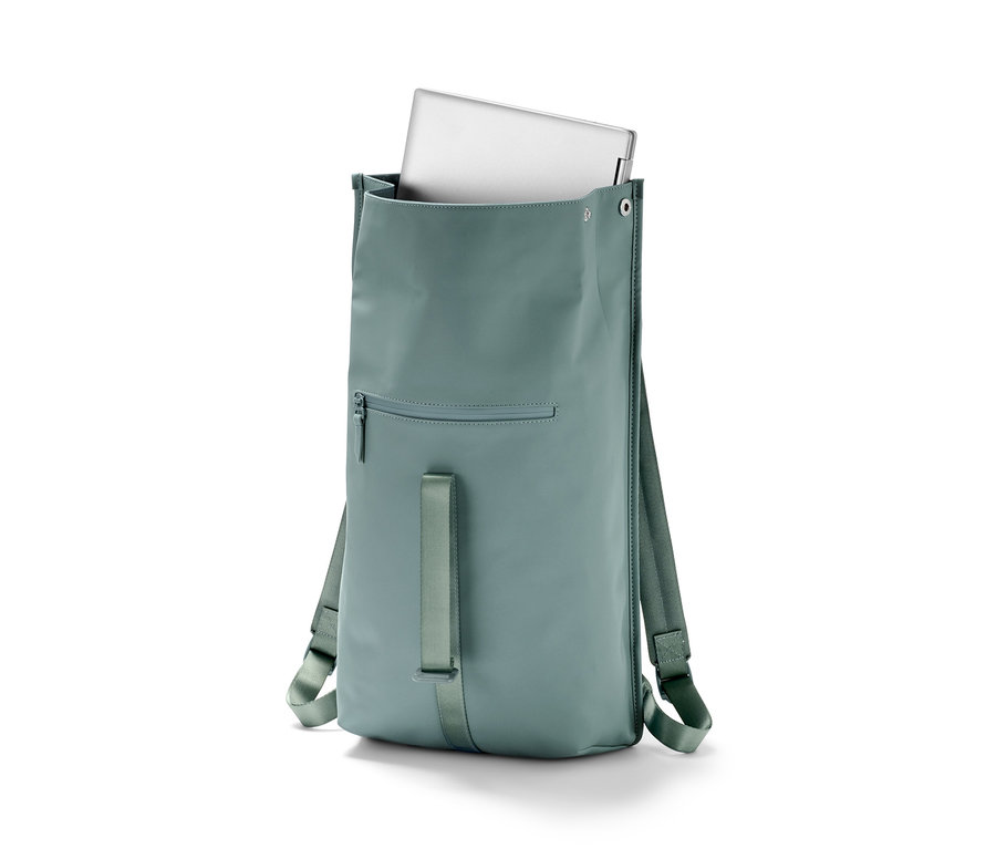 Un sac à dos de pluie vert avec un ordinateur portable à l'intérieur.