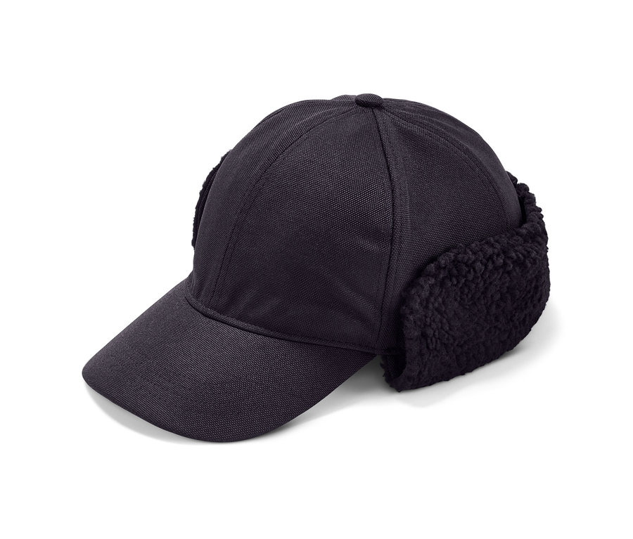 Une casquette fonctionnelle noire avec des rabats d'oreille repose sur un fond blanc.