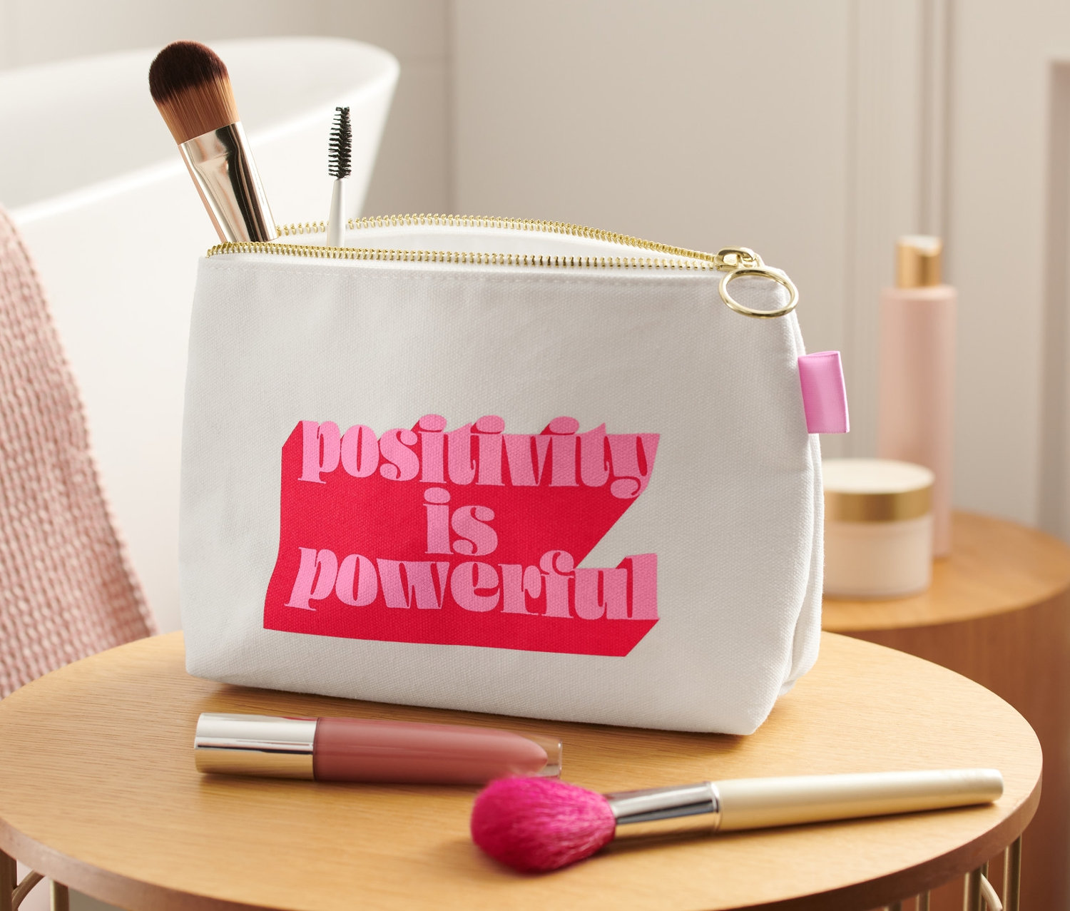 Trousse à cosmétiques avec des pinceaux de maquillage posée sur une table.