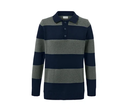 Pull rayé gris et bleu marine.
