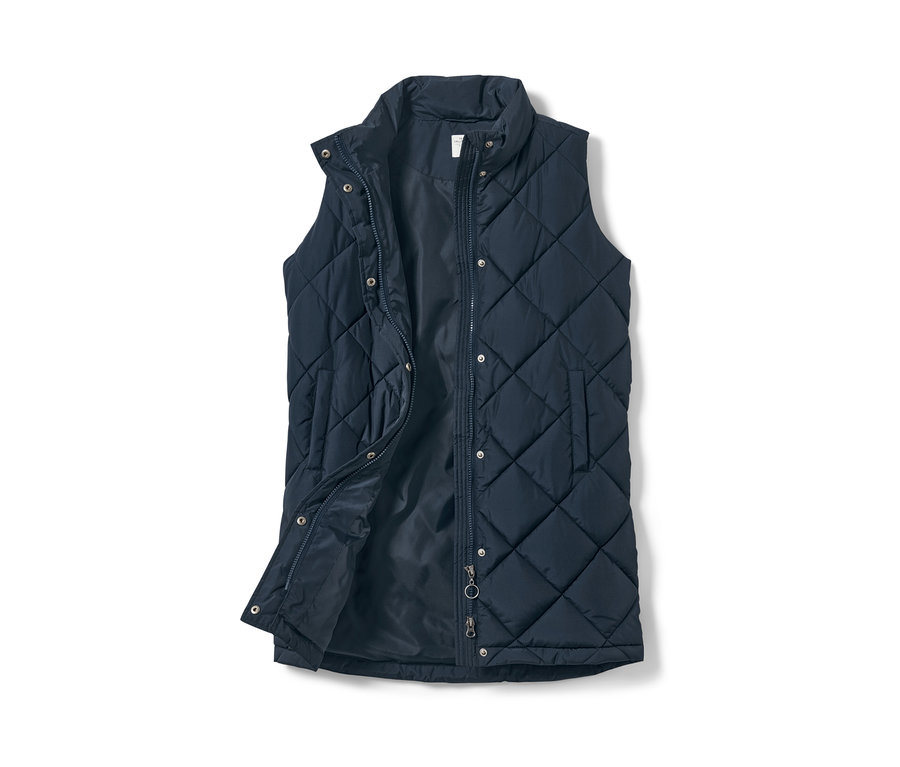 Une veste matelassée pour enfant, longue et ouverte, de couleur bleu marine, est posée sur un fond blanc.