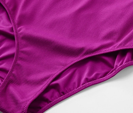 Gros plan d'un maillot de bain violet à surface structurée.