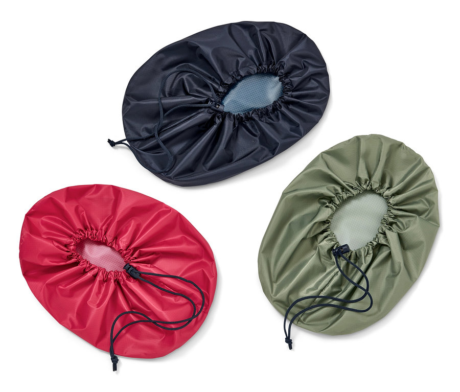 Trois sacs de rangement: rouge, bleu marine et vert olive.
