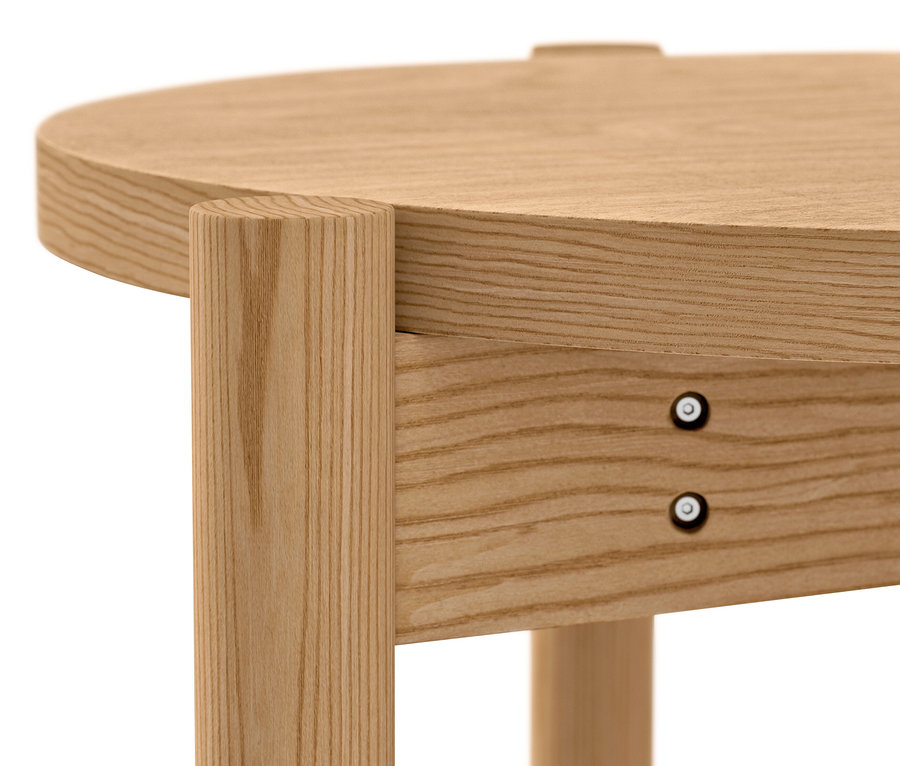Gros plan d'une table d'appoint ronde en bois.