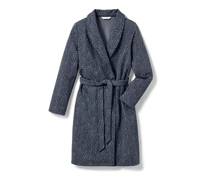 Robe de chambre bleue à motif de feuilles.