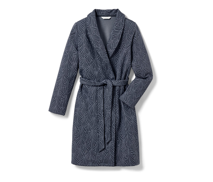Robe de chambre bleue à motif de feuilles.