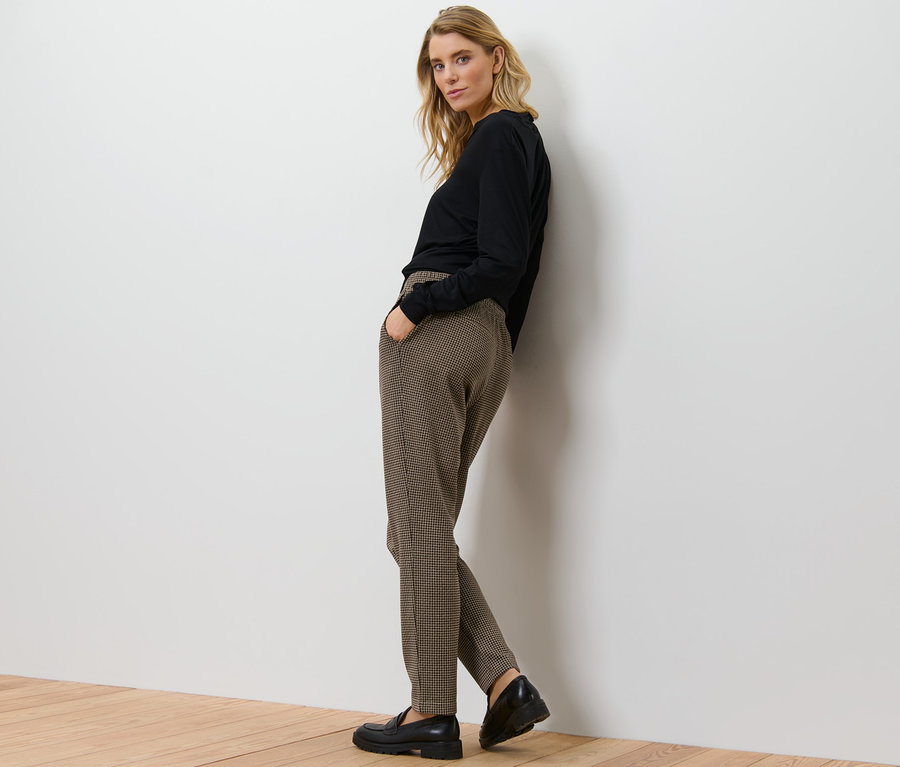 Femme posant en pantalon de jogging avec jacquard pied-de-poule.