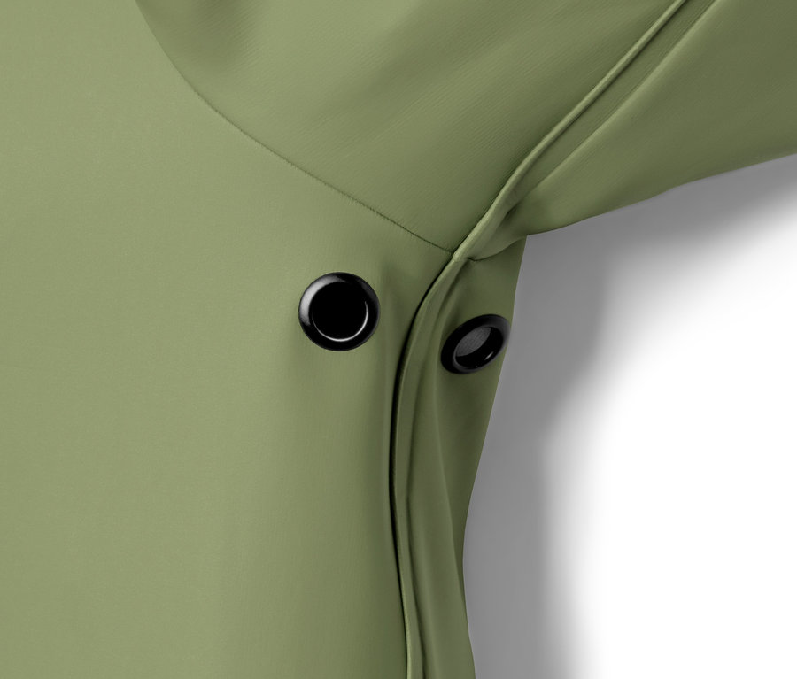 Détail d'un Parka de pluie « ciré » vert avec des détails noirs.