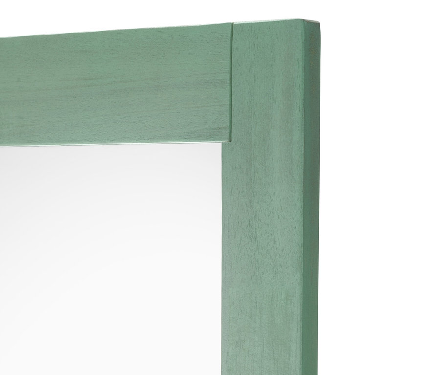 Gros plan sur le cadre vert sauge d'un miroir pleine longueur.