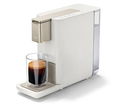 Machine à café Qbo ICONIC Light Gold remplissant une tasse de café.