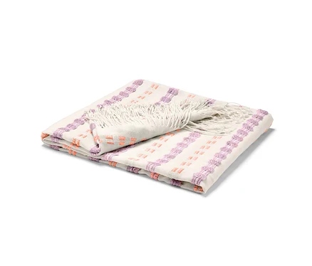 Couverture pliée avec des franges et des motifs violets et orange.