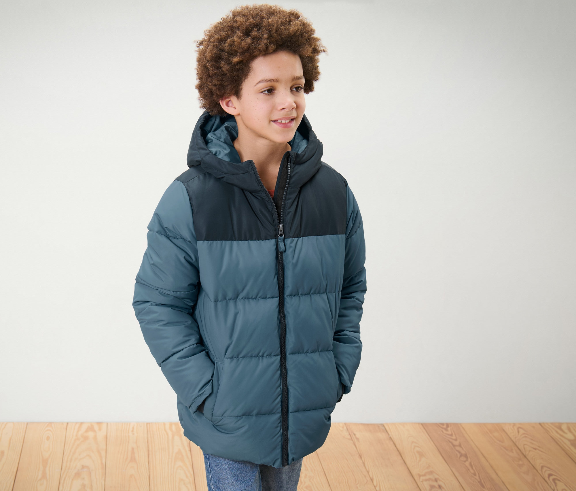 Un garçon porte une veste thermique pour enfant.