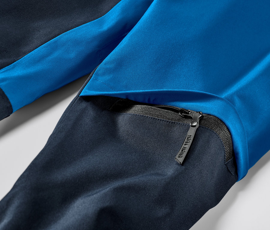 Détail d'une veste de ski bleue avec fermeture éclair