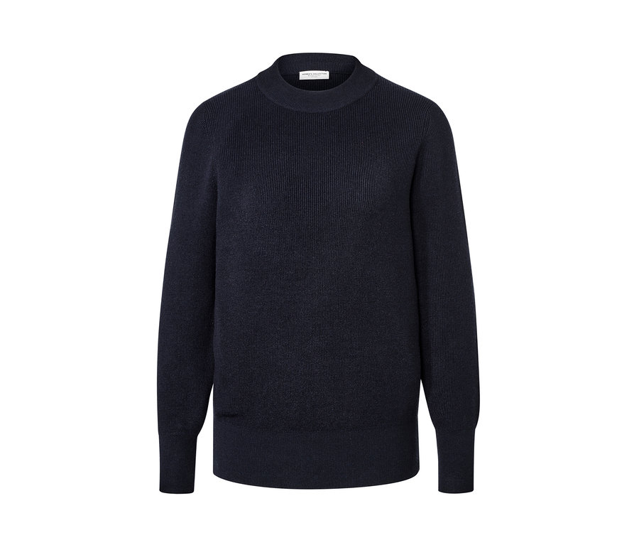 Pull en maille fine bleu foncé.