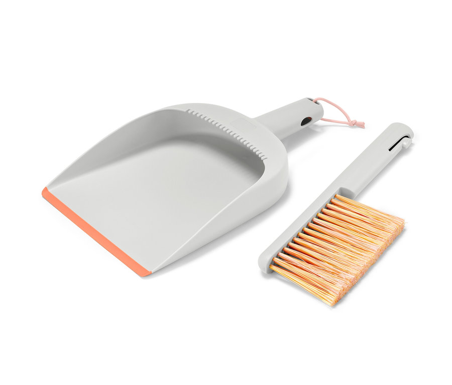 Pelle et balayette grises avec des détails orange.