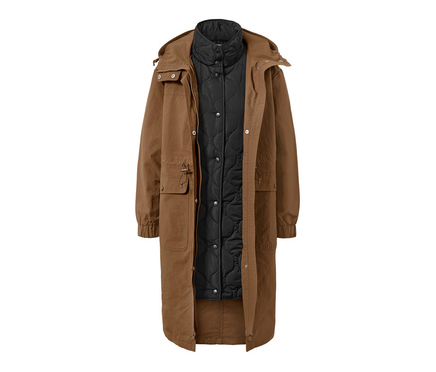 Un parka marron avec un gilet noir.