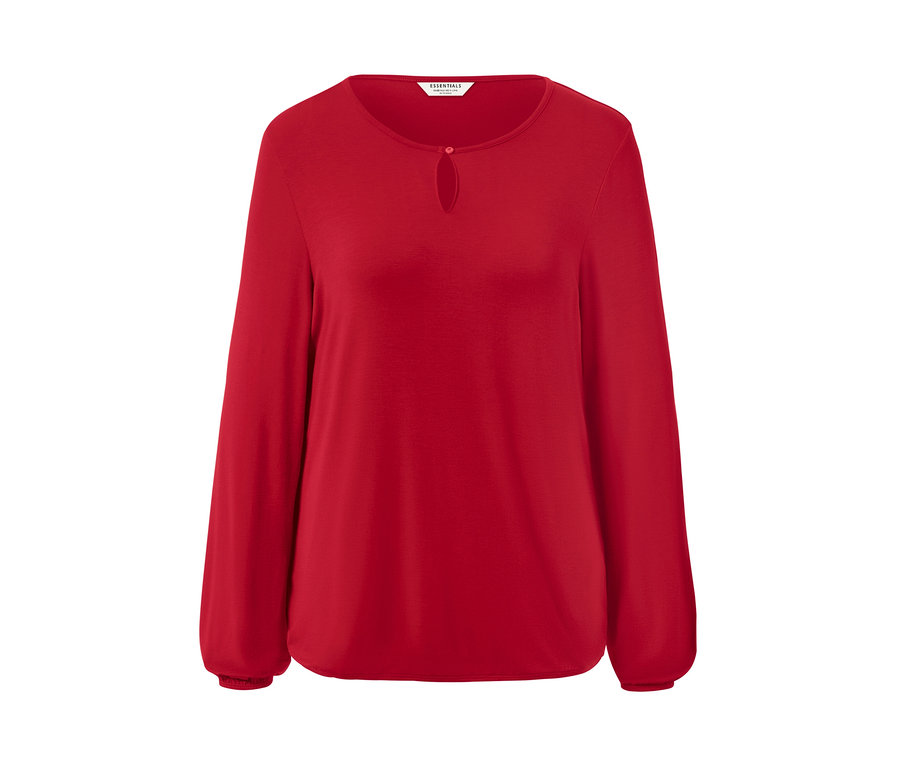 Blouse rouge à manches longues.
