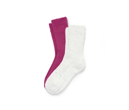 Deux paires de chaussettes douillettes avec fil à effet, une paire violette, une paire blanche.