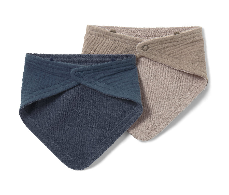 Deux foulards en mousseline pour bébé et tout-petit, un bleu foncé, un beige, sont posés l'un à côté de l'autre.