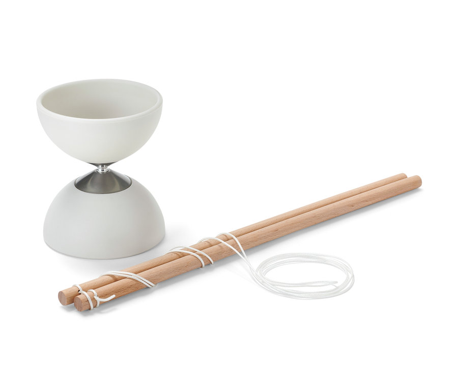 Diabolo blanc « Glow in the dark » et bâtons en bois avec ficelle sur fond blanc.