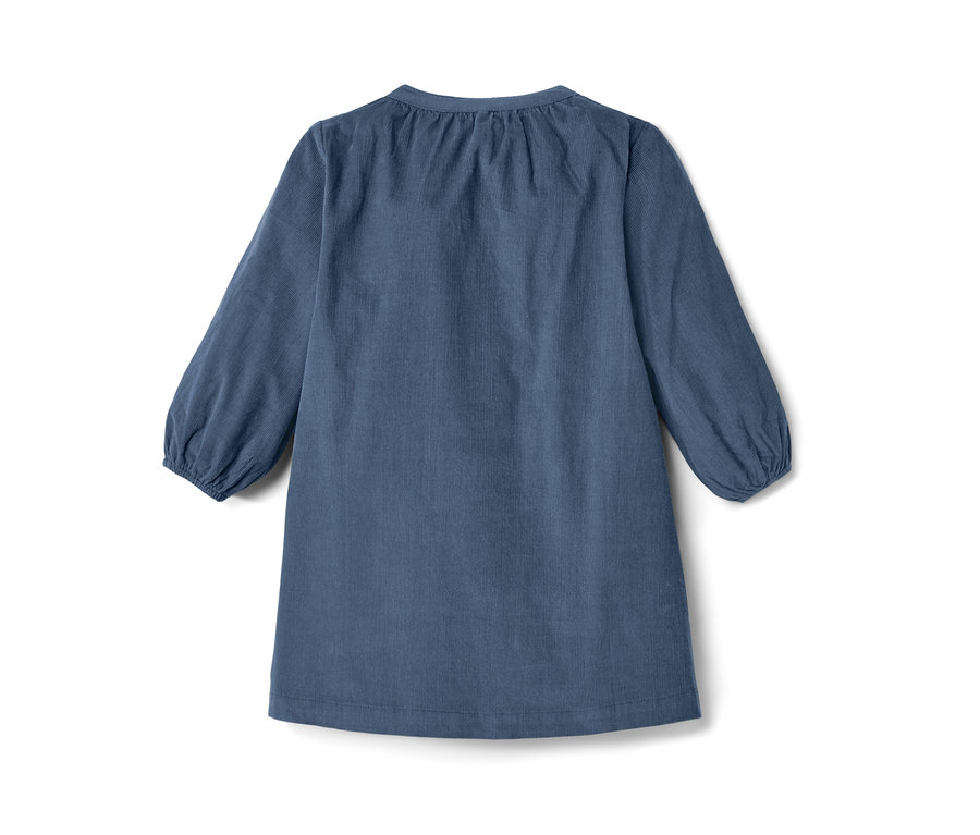 Robe en velours bleu pour enfant avec manches longues.