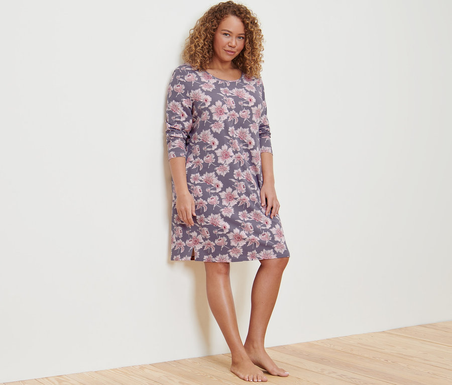 Femme posant en chemise de nuit à fleurs.