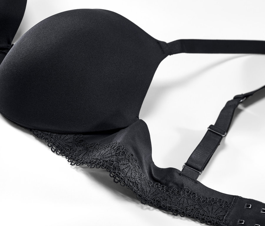 Soutien-gorge invisible noir avec dentelle sur fond blanc.