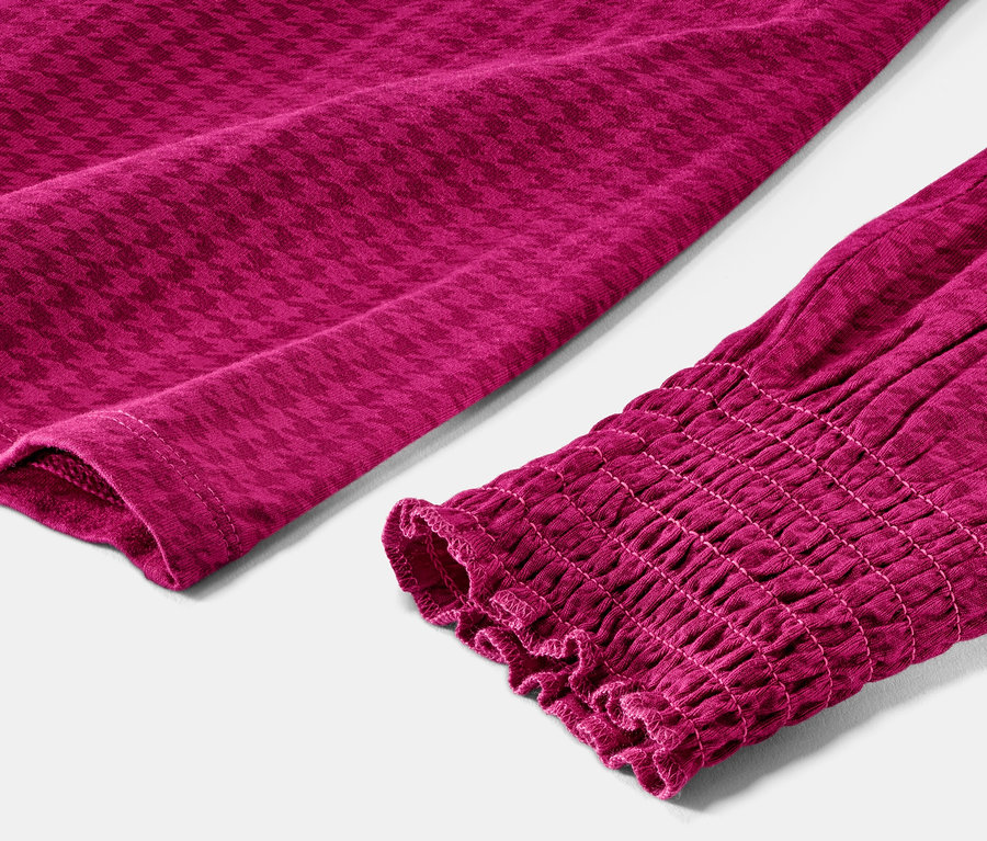 Gros plan sur une blouse imprimée à col montant.