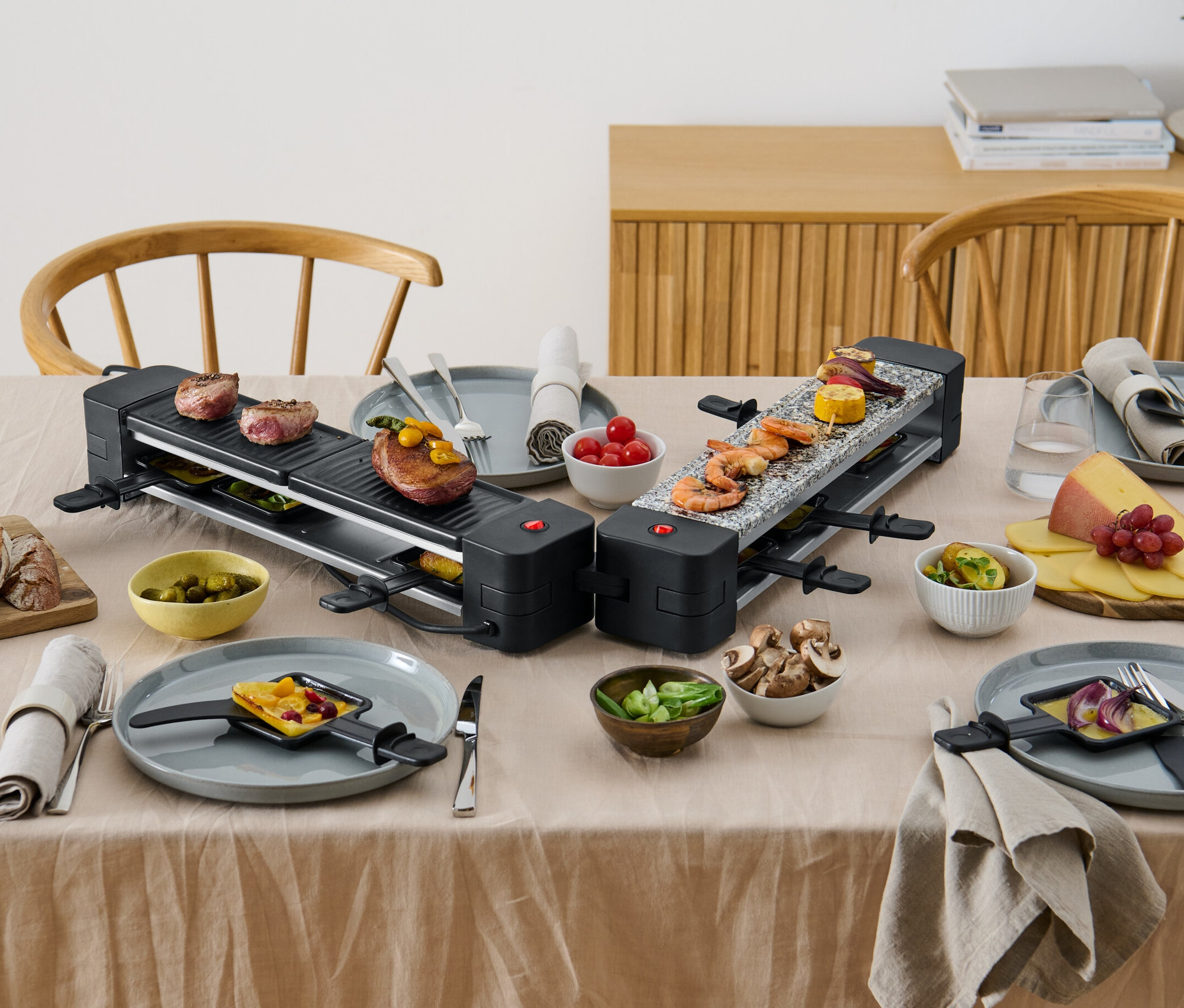 Deux raclettes pliables avec de la nourriture sur une table.